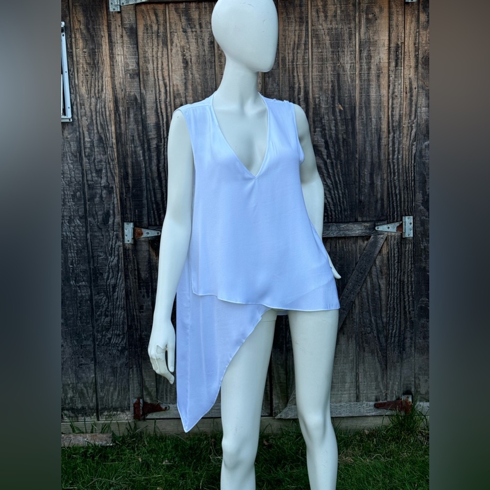 Like New white bcbgmaxazria asymmetrical L top